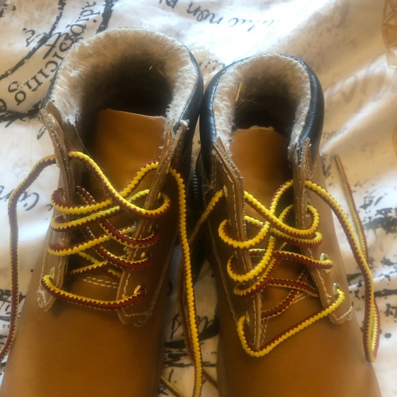 Boys waterproof winter boots still in good condition open to offers - Picture 4 of 6